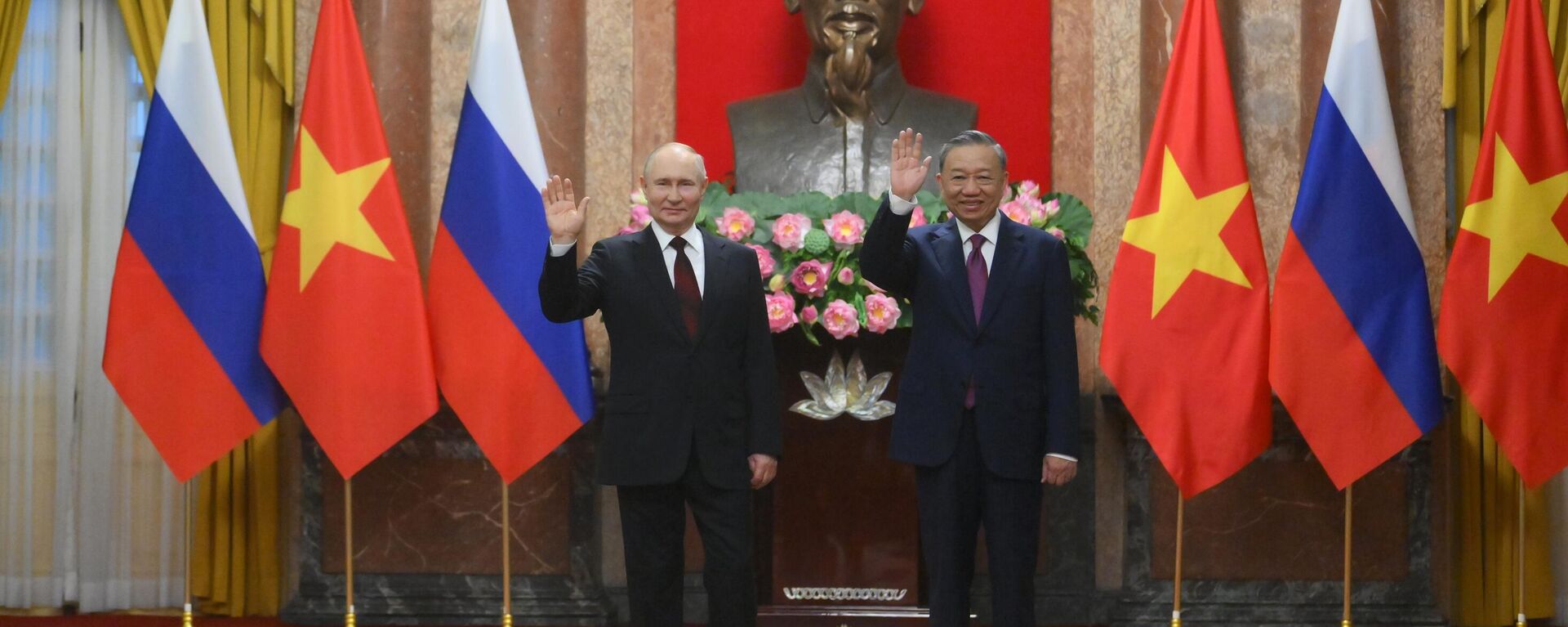  Ngày 20/6/2024. Tổng thống Nga Vladimir Putin và Chủ tịch nước Cộng hòa xã hội chủ nghĩa Việt Nam Tô Lâm (phải) chụp ảnh chung tại Phủ Chủ tịch, Hà Nội - Sputnik Việt Nam, 1920, 02.05.2025