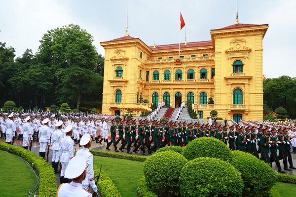 Ngày 20/6/2024. Lễ gặp chính thức giữa Tổng thống Nga Vladimir Putin và Chủ tịch nước Cộng hòa xã hội chủ nghĩa Việt Nam Tô Lâm tại quảng trường gần Phủ Chủ tịch ở Hà Nội - Sputnik Việt Nam