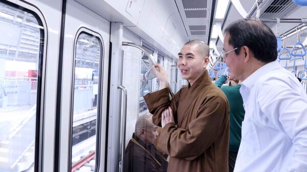 Các đại biểu Đoàn MTTQ Việt Nam Thành phố Hồ Chí Minh trải nghiệm chạy thử tuyến Metro số 1 (Bến Thành- Suối Tiên).  - Sputnik Việt Nam