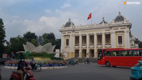 Phóng viên Sputnik Việt Nam có mặt tại Nhà hát lớn lớn, nơi Tổng thống Liên bang Nga và Chủ tịch Việt Nam sẽ gặp với các sinh viên tốt nghiệp các trường đại học Liên Xô và Nga. - Sputnik Việt Nam