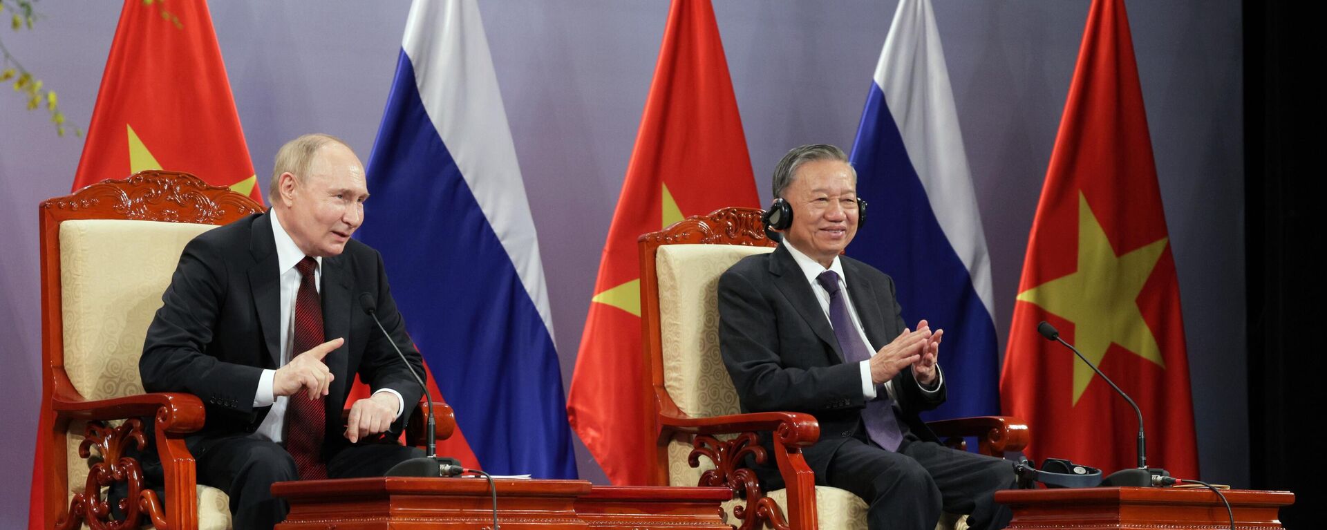 Ông Putin nói trong cuộc gặp các cựu sinh viên tốt nghiệp Liên Xô và các trường đại học Nga cùng với đồng nghiệp Việt Nam Tô Lâm tại Hà Nội - Sputnik Việt Nam, 1920, 21.06.2024