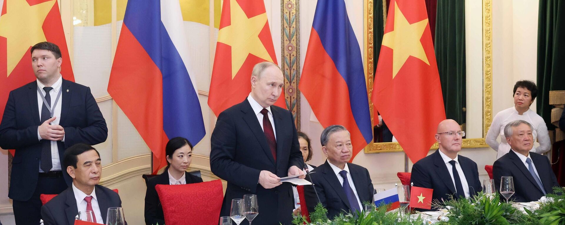 Chủ tịch nước Tô Lâm chủ trì Tiệc chiêu đãi Tổng thống LB Nga Vladimir Putin  - Sputnik Việt Nam, 1920, 21.06.2024