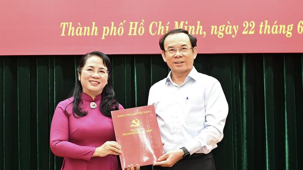 Bí thư Thành ủy TPHCM trao quyết định đến đồng chí Trần Kim Yến. - Sputnik Việt Nam