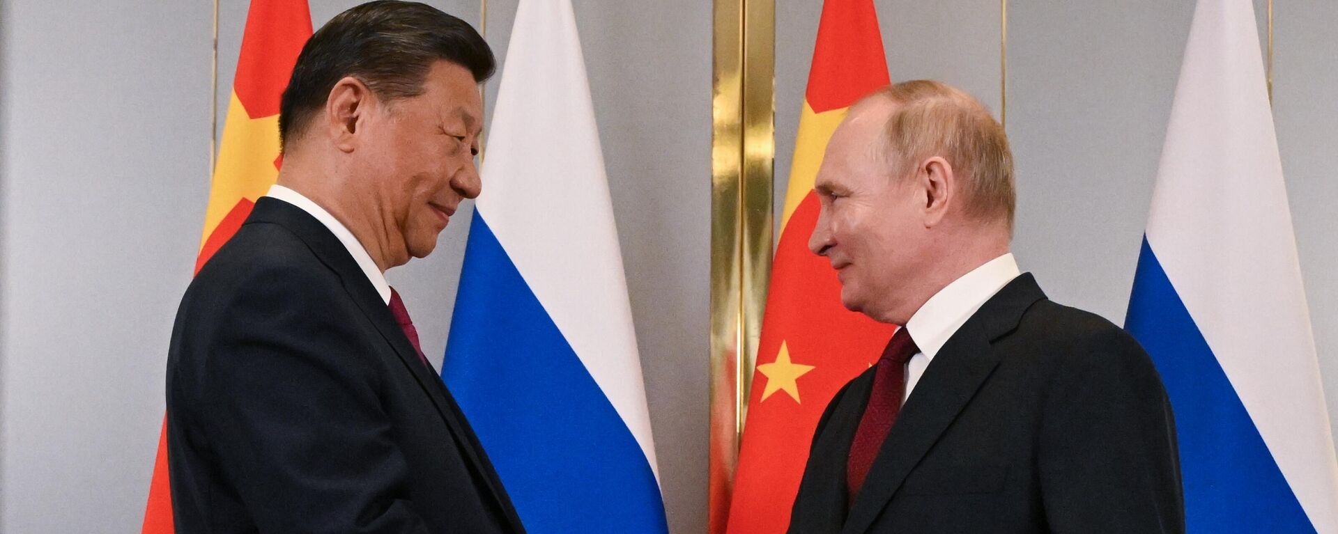 Tổng thống Nga Vladimir Putin tới Kazakhstan tham dự hội nghị thượng đỉnh SCO - Sputnik Việt Nam, 1920, 10.02.2025