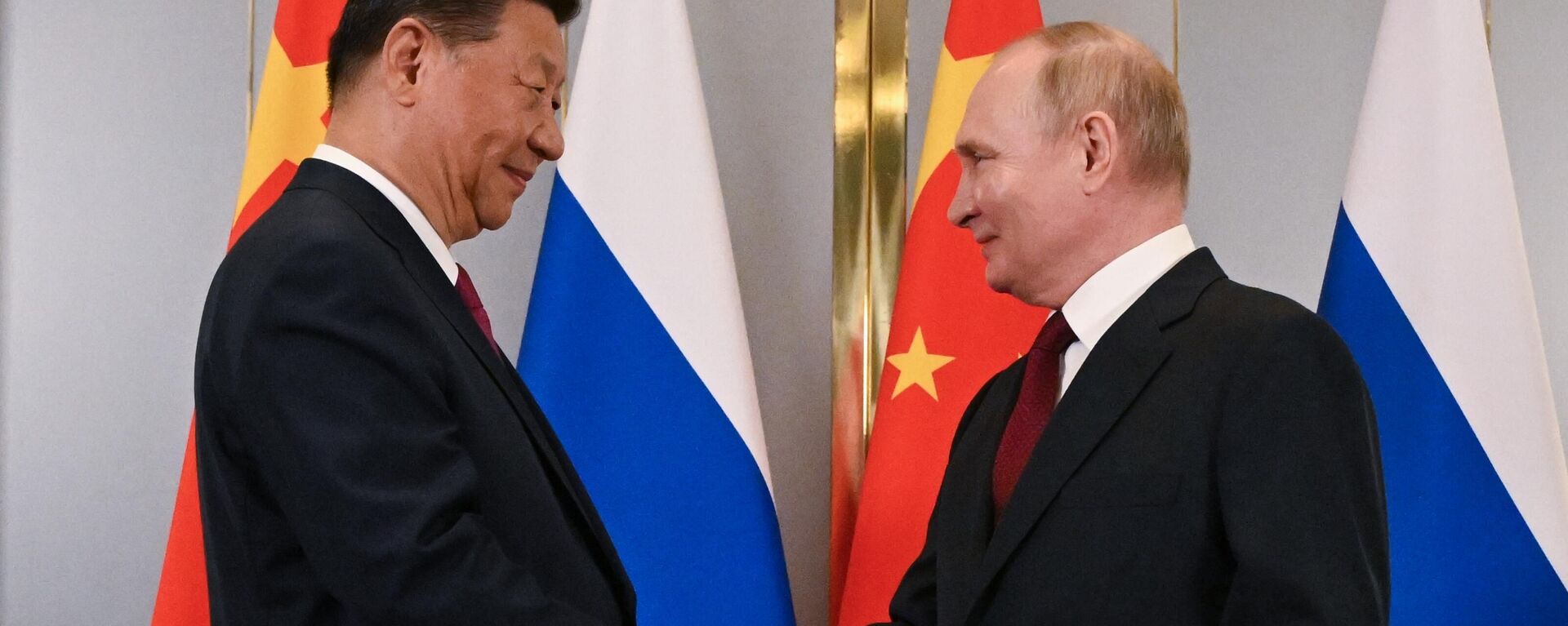 Tổng thống Nga Vladimir Putin tới Kazakhstan tham dự hội nghị thượng đỉnh SCO - Sputnik Việt Nam, 1920, 10.02.2025