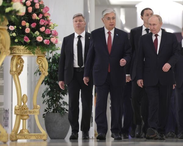 Tổng thống Nga Vladimir Putin và Tổng thống Cộng hòa Kazakhstan Kassym-Jomart Tokayev (trái) trong cuộc gặp bên lề hội nghị thượng đỉnh Tổ chức Hợp tác Thượng Hải (SCO) - Sputnik Việt Nam