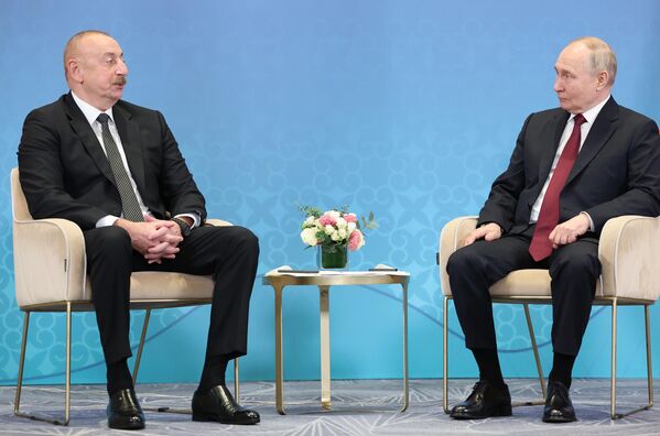 Tổng thống Nga Vladimir Putin và Tổng thống Azerbaijan Ilham Aliyev (trái) trong cuộc gặp bên lề hội nghị thượng đỉnh Tổ chức Hợp tác Thượng Hải (SCO) - Sputnik Việt Nam