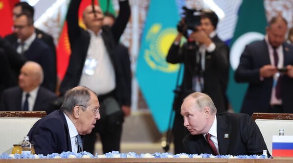 Tổng thống Nga Vladimir Putin và Ngoại trưởng Nga Sergei Lavrov (trái) tại cuộc họp của Hội đồng Nguyên thủ quốc gia Tổ chức Hợp tác Thượng Hải (SCO) - Sputnik Việt Nam