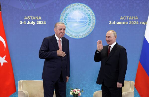 Tổng thống Nga Vladimir Putin và Tổng thống Cộng hòa Thổ Nhĩ Kỳ Recep Tayyip Erdogan (trái) trong cuộc gặp bên lề hội nghị thượng đỉnh Tổ chức Hợp tác Thượng Hải (SCO) - Sputnik Việt Nam