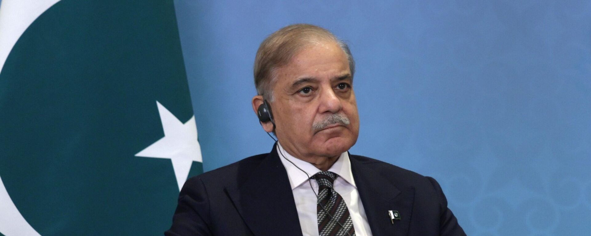 Thủ tướng Cộng hòa Hồi giáo Pakistan Shehbaz Sharif trong cuộc gặp với Tổng thống Nga Vladimir Putin bên lề hội nghị thượng đỉnh Tổ chức Hợp tác Thượng Hải (SCO) - Sputnik Việt Nam, 1920, 30.12.2025