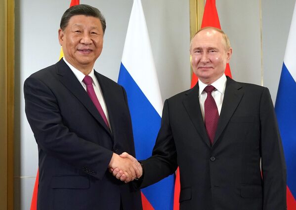 Tổng thống Nga Vladimir Putin và Chủ tịch Trung Quốc Tập Cận Bình (trái) trong cuộc gặp bên lề hội nghị thượng đỉnh Tổ chức Hợp tác Thượng Hải (SCO) - Sputnik Việt Nam