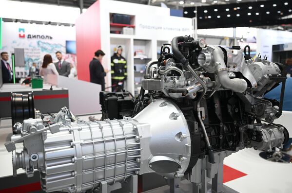 Động cơ Diesel tại gian hàng Công ty Xe tải Nizhny Novgorod tại Triển lãm Công nghiệp Quốc tế &quot;Innoprom&quot; ở Yekaterinburg - Sputnik Việt Nam