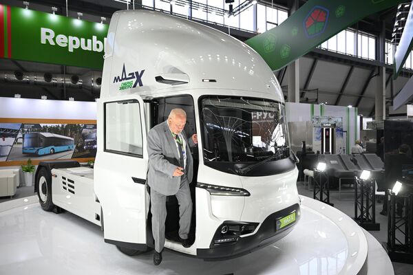 Đầu kéo xe tải hybrid MAZ IKS (MAZ-X) tại Triển lãm Công nghiệp Quốc tế &quot;Innoprom&quot; ở Yekaterinburg - Sputnik Việt Nam