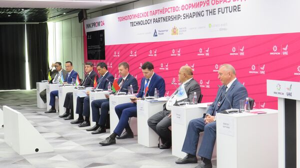 Các đại biểu tham gia thảo luận về các vấn đề SCO tại triển lãm INNOPROM -2024 - Sputnik Việt Nam