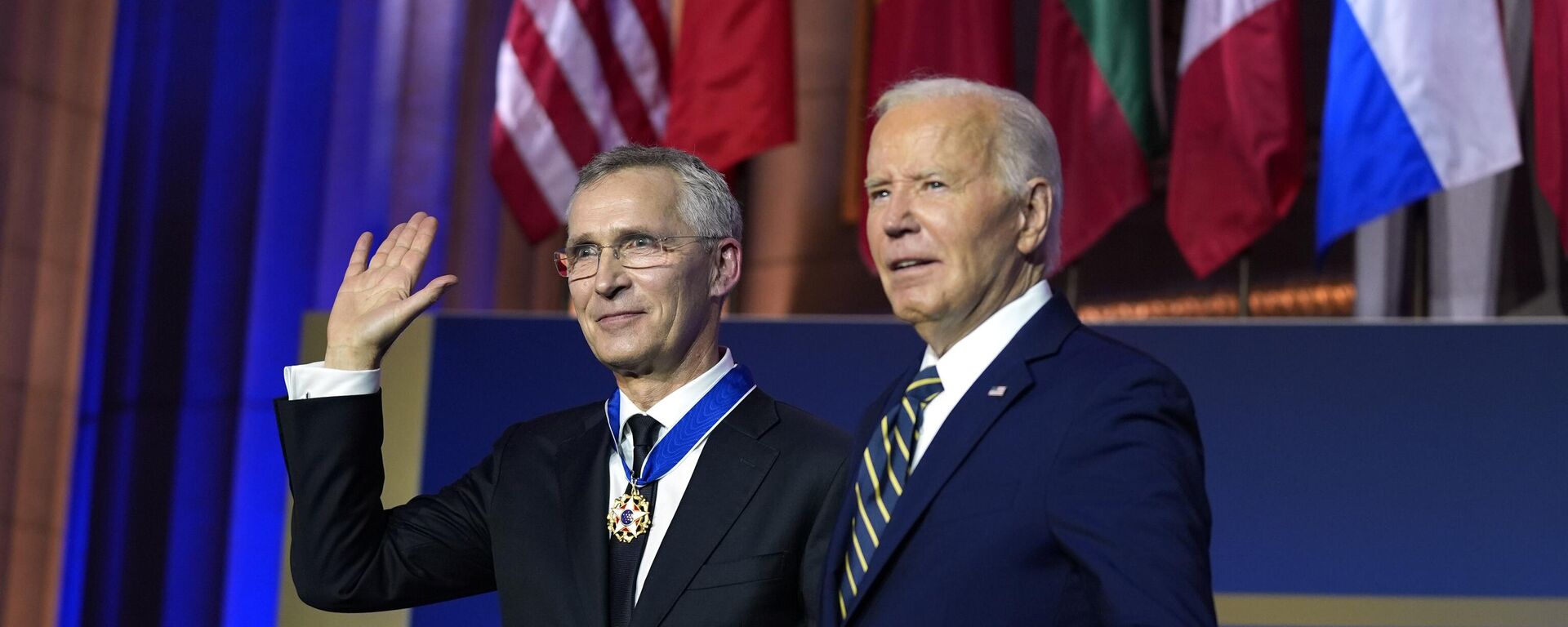 Tổng thống Joe Biden trao tặng Tổng thư ký NATO Jens Stoltenberg Huân chương Tự do Tổng thống nhân dịp kỷ niệm 75 năm thành lập NATO tại Thính phòng Andrew W. Mellon. Thứ Ba, ngày 9/7/2024 tại Washington. - Sputnik Việt Nam, 1920, 11.07.2024