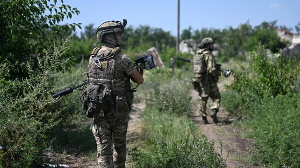 Работа снайперов горного мотострелкового соединения ЦВО на Авдеевском направлении - Sputnik Việt Nam