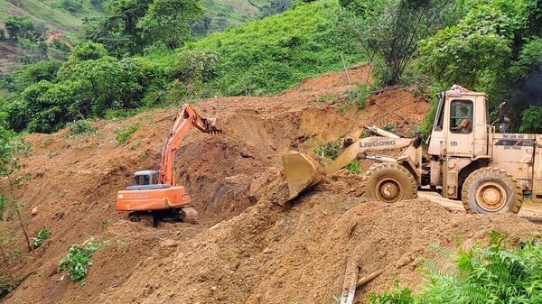 Sạt lở đất vùi lấp ô tô khách ở Hà Giang, 8 người chết, 4 người bị thương - Sputnik Việt Nam