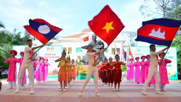 Quốc kỳ Việt Nam - Lào - Campuchia - Sputnik Việt Nam