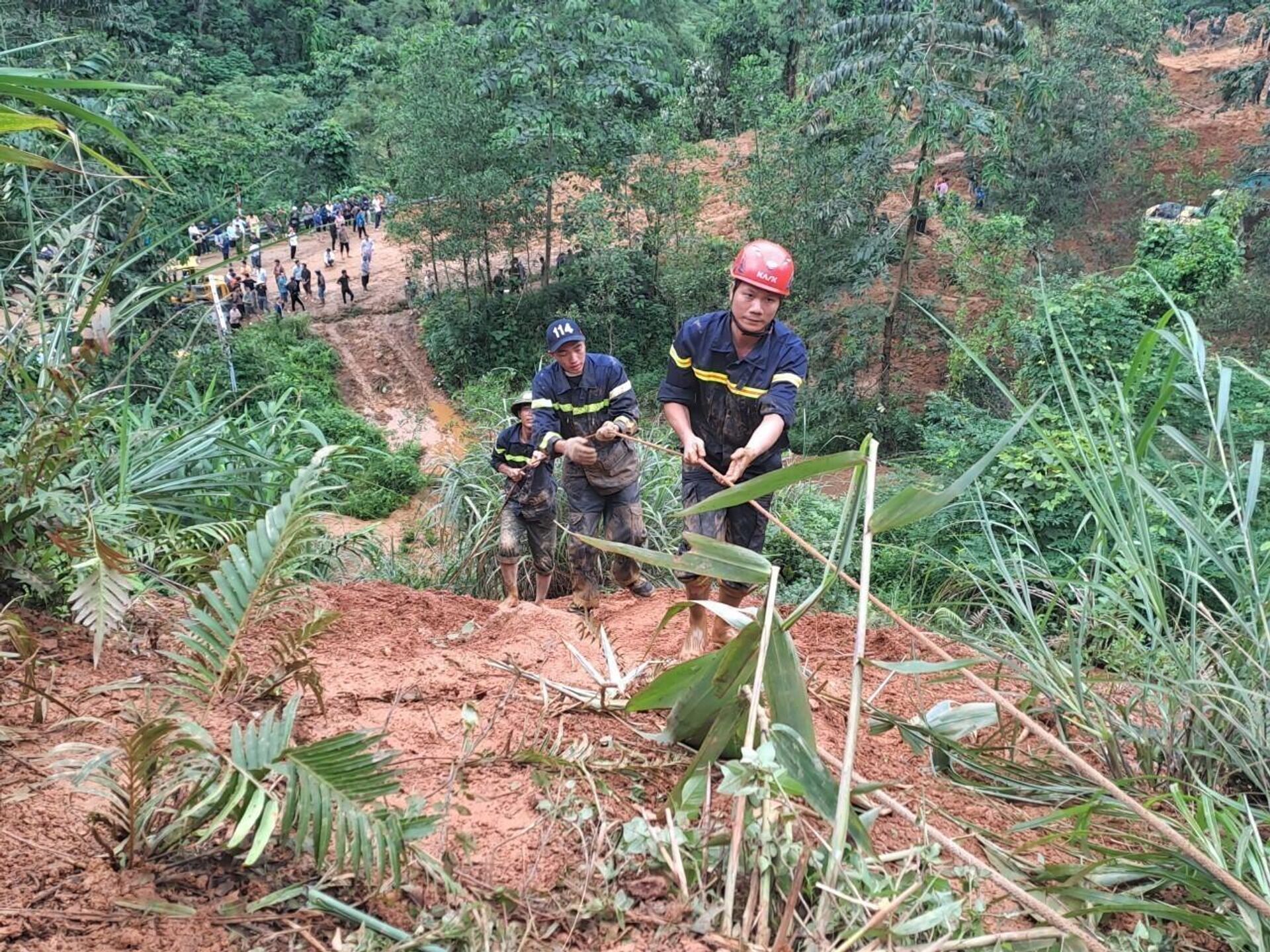 Sạt lở đất vùi lấp ô tô khách ở Hà Giang, 9 người chết, 4 người bị thương - Sputnik Việt Nam, 1920, 14.07.2024