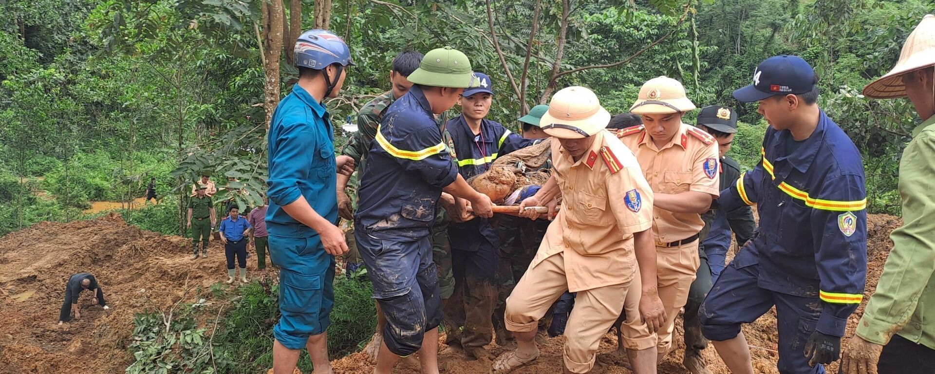 Sạt lở đất vùi lấp ô tô khách ở Hà Giang, 9 người chết, 4 người bị thương - Sputnik Việt Nam, 1920, 12.08.2024