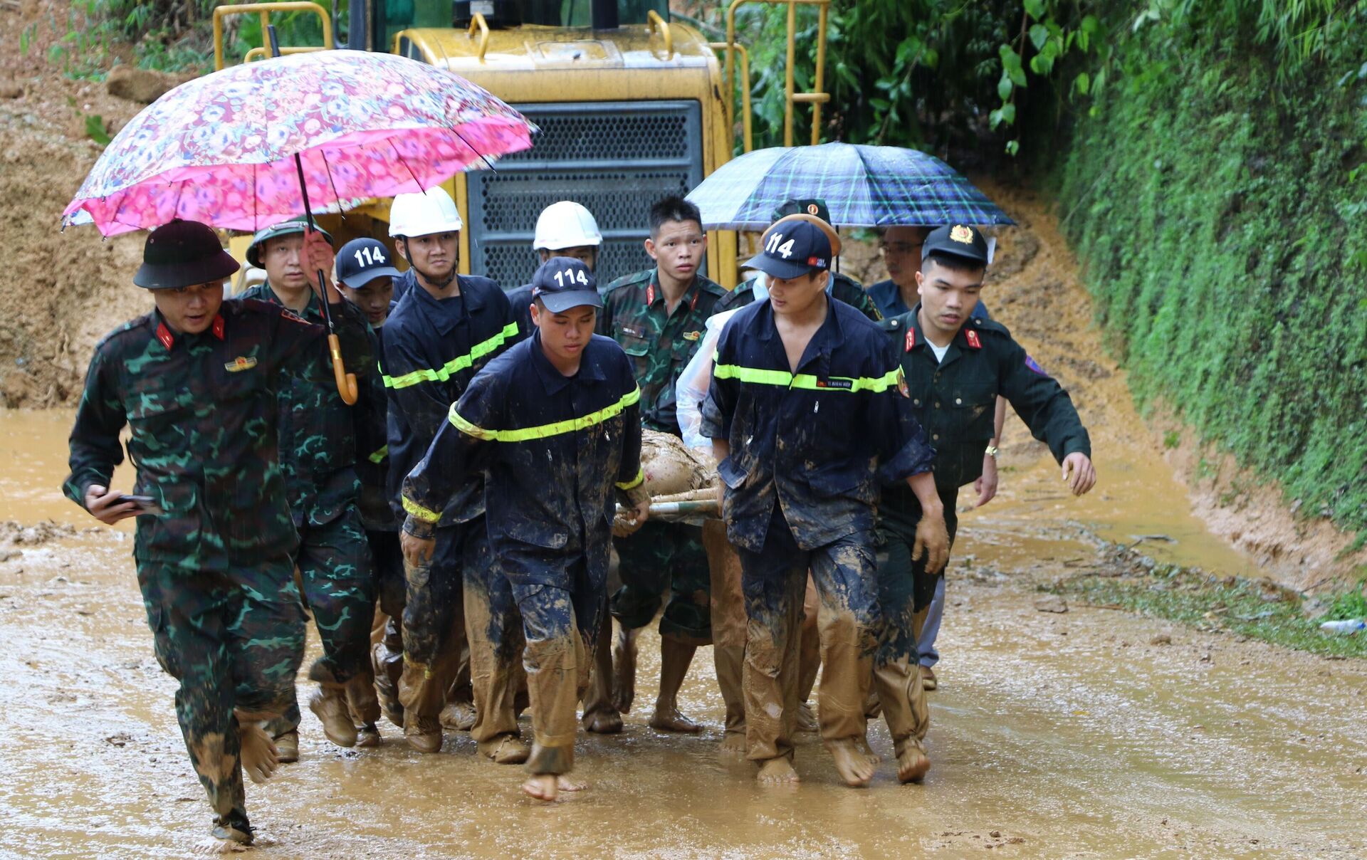 Sạt lở đất vùi lấp ô tô khách ở Hà Giang, 9 người chết, 4 người bị thương - Sputnik Việt Nam, 1920, 14.07.2024