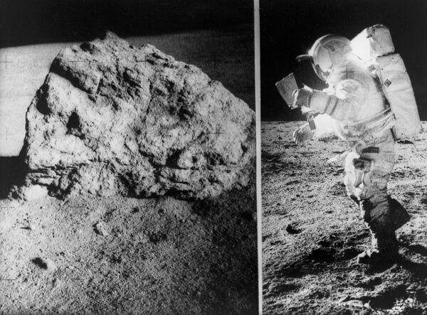 Chuyến bay của tàu vũ trụ Apollo 14 của Mỹ tới Mặt Trăng. 31 tháng 1 - 9 tháng 2 năm 1971. Phi công mô-đun mặt trăng Edgar Dean Mitchell trong chuyến đi lên bề mặt mặt trăng và bức ảnh chụp một tảng đá lớn trên bề mặt Mặt trăng - Sputnik Việt Nam