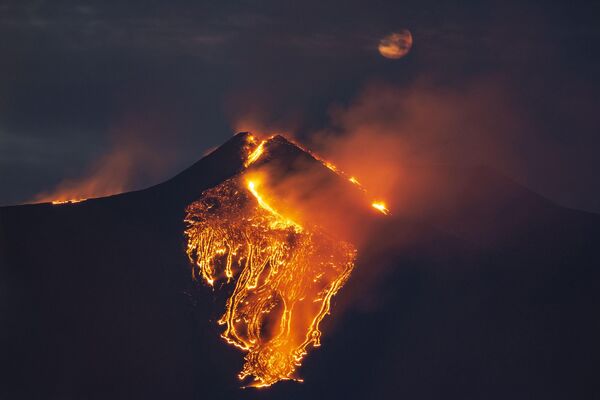 Mặt Trăng trên bầu trời núi lửa Etna, Ý - Sputnik Việt Nam