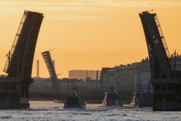 Các tàu trong buổi diễn tập đầu tiên cuộc duyệt binh hải quân nhân Ngày Hải quân ở St. Petersburg. Cuộc diễn hành sẽ diễn ra vào ngày 28 tháng 7 - Sputnik Việt Nam