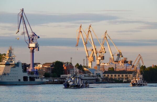 Các tàu trong buổi diễn tập đầu tiên cuộc duyệt binh hải quân nhân Ngày Hải quân ở St. Petersburg. Cuộc diễn hành sẽ diễn ra vào ngày 28 tháng 7 - Sputnik Việt Nam