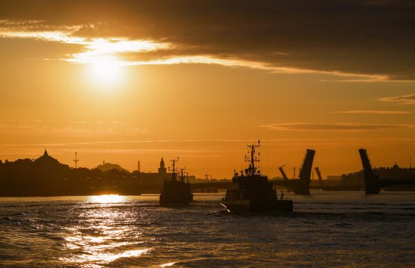 Các tàu trong buổi diễn tập đầu tiên cuộc duyệt binh hải quân nhân Ngày Hải quân ở St. Petersburg. Cuộc diễn hành sẽ diễn ra vào ngày 28 tháng 7 - Sputnik Việt Nam