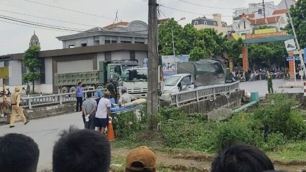 Có người tử vong khi xe máy va chạm với ô tô tại Hoài Đức, Hà Nội - Sputnik Việt Nam