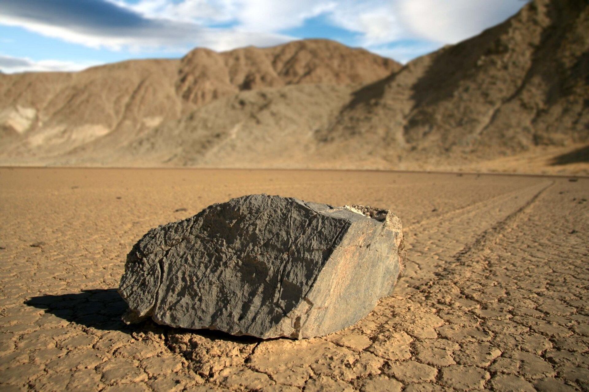 Di chuyển đá tại Racetrack Playa ở Thung lũng chết, Mỹ Di chuyển đá tại Racetrack Playa ở Thung lũng chết, Mỹ - Sputnik Việt Nam, 1920, 18.03.2025