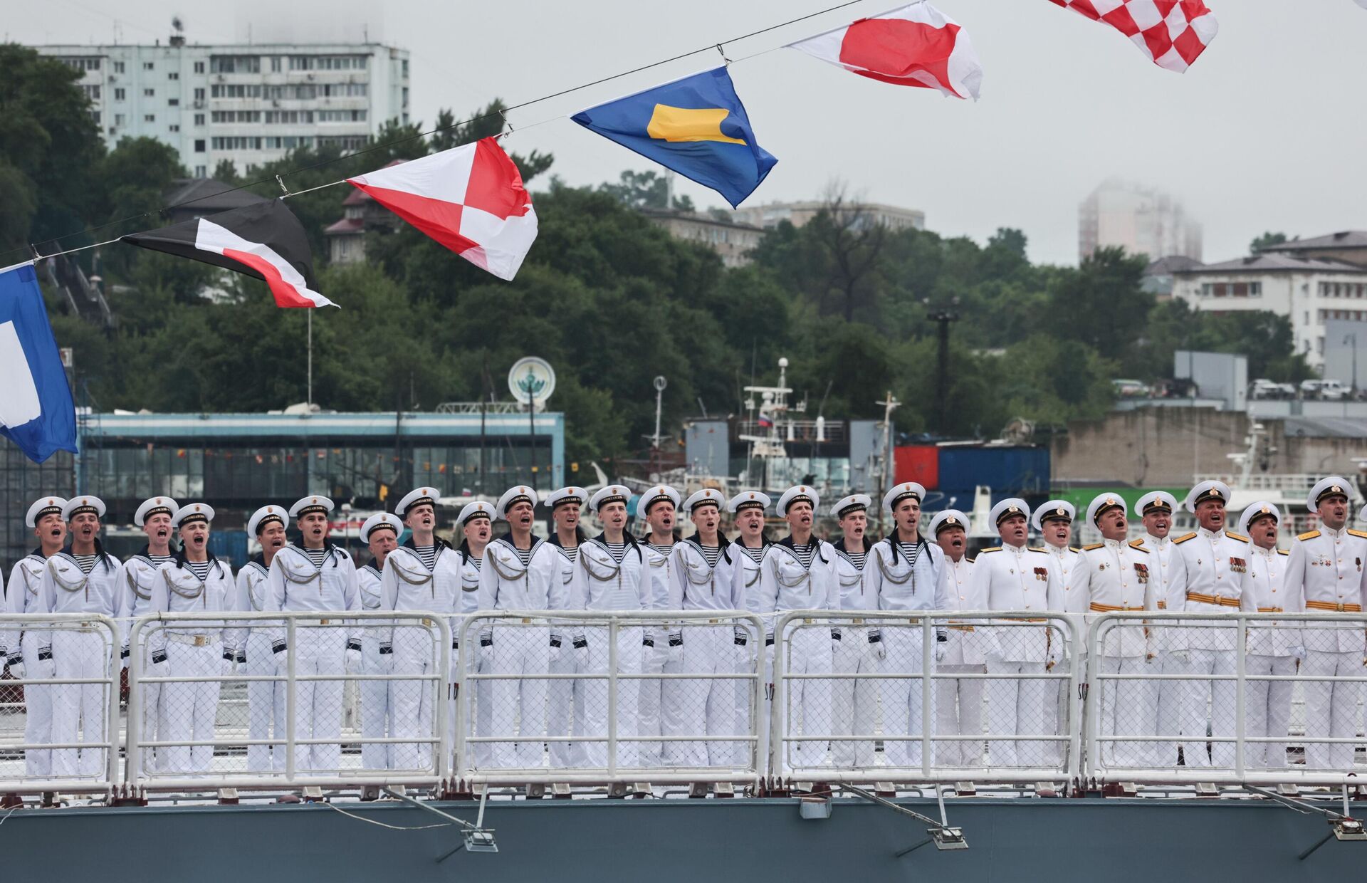 Hải quân duyệt binh ở Vladivostok nhân Ngày Hải quân Nga. - Sputnik Việt Nam, 1920, 28.07.2024