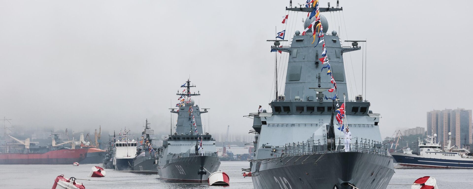 Hải quân duyệt binh ở Vladivostok nhân Ngày Hải quân Nga. - Sputnik Việt Nam, 1920, 10.06.2025