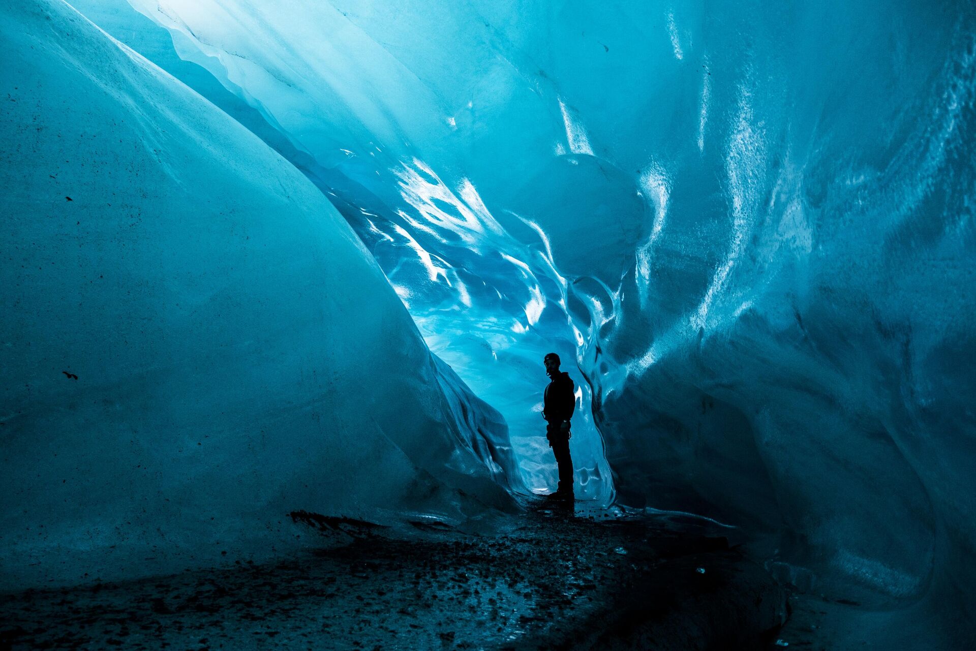 Hang động băng giá Vatnajokull nằm trên đảo Oaefajokull của Iceland - Sputnik Việt Nam, 1920, 29.07.2024