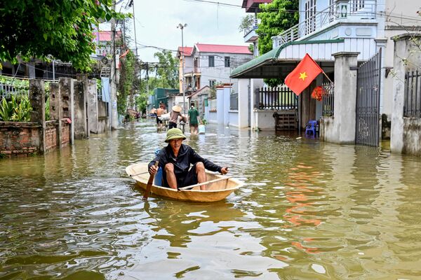 Nước lũ tràn vào nhà ở xóm Bến Vôi, ngoại thành Hà Nội - Sputnik Việt Nam