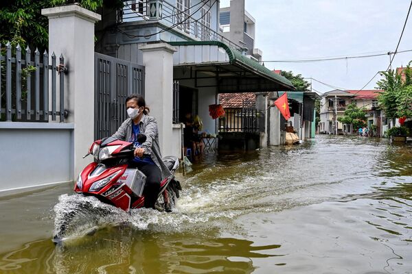 Nước lũ tràn vào nhà ở xóm Bến Vôi, ngoại thành Hà Nội - Sputnik Việt Nam