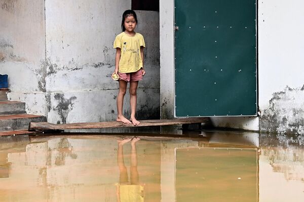 Một bé gái bên ngôi nhà ngập nước ở xóm Bến Vôi, ngoại thành Hà Nội - Sputnik Việt Nam