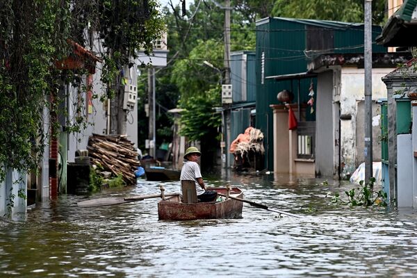 Nước lũ tràn vào nhà ở xóm Bến Vôi, ngoại thành Hà Nội - Sputnik Việt Nam