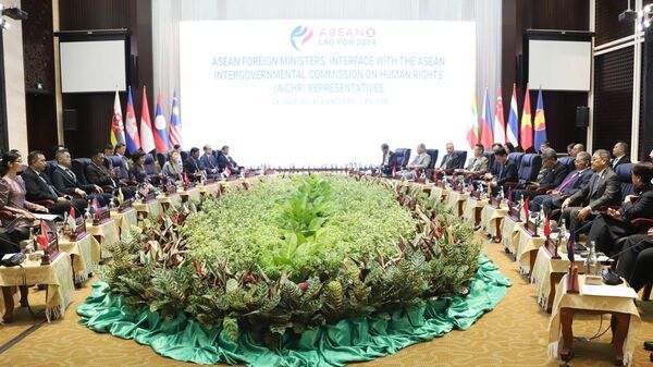 Quang cảnh cuộc gặp giữa các Bộ trưởng Ngoại giao ASEAN với Ủy ban Liên Chính phủ ASEAN về nhân quyền (AICHR). - Sputnik Việt Nam