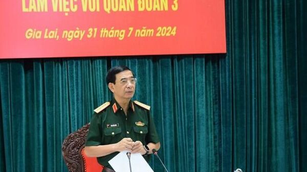 Đại tướng Phan Văn Giang yêu cầu Quân đoàn 3 tiến hành đồng bộ các giải pháp xây dựng Quân đoàn “tinh, gọn, mạnh”, gắn với đổi mới, đột phá nâng cao chất lượng huấn luyện, đào tạo, phù hợp với chức năng, nhiệm vụ, tổ chức biên chế mới của Quân đoàn. - Sputnik Việt Nam