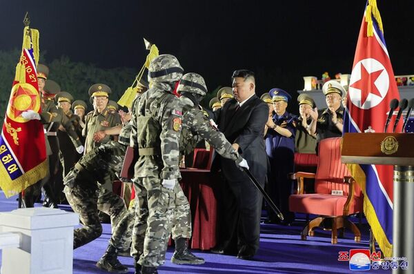 Nhà lãnh đạo Triều Tiên Kim Jong-un tại lễ bàn giao 250 bệ phóng tên lửa đạn đạo chiến thuật mới cho bộđội biên phòng Triều Tiên - Sputnik Việt Nam