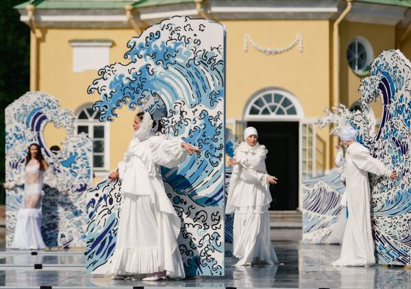 Trưng bày bộ sưu tập của Alexandra Gapanovich trong buổi trình diễn thời trang tại Công viên Catherine ở Tsarskoe Selo, kỷ niệm 225 năm ngày sinh của Alexander Sergeevich Pushkin, với chủ đề của năm là &quot;Pushkin. Những tác phẩm kinh điển vĩnh cửu&quot;. - Sputnik Việt Nam