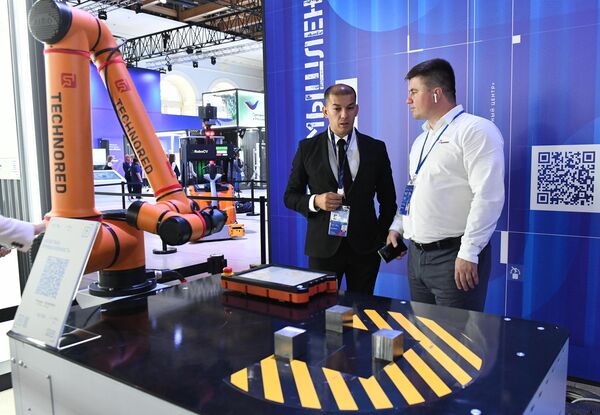 Tổ hợp robot TECHNORED, được trình bày tại diễn đàn xuất khẩu quốc tế “Made in Russia”. - Sputnik Việt Nam