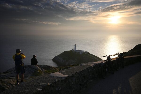 Hoàng hôn ở ngọn hải đăng South Stack ở Anglesey, phía bắc xứ Wales, Vương quốc Anh - Sputnik Việt Nam