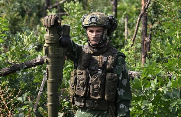 Quân nhân đơn vị phòng không nhóm quân &quot;Trung tâm&quot; với hệ thống tên lửa phòng không cầm tay tại các vị trí tác chiến theo hướng Avdeevka của mặt trận - Sputnik Việt Nam