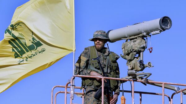 Chiến binh Hezbollah đứng trên tháp canh - Sputnik Việt Nam