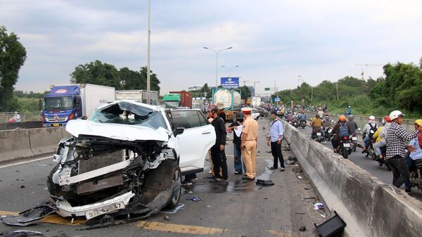 Thành phố Hồ Chí Minh: Hiện trường vụ tai nạn liên hoàn nhiều xe ô tô ở cầu Phú Mỹ - Sputnik Việt Nam
