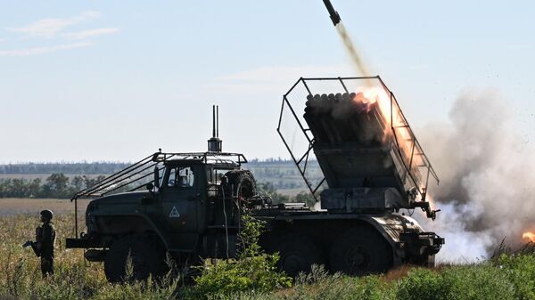 Công tác chiến đấu của MLRS Grad thuộc nhóm Trung tâm theo hướng Avdeevsky của Quân khu phía Bắc - Sputnik Việt Nam