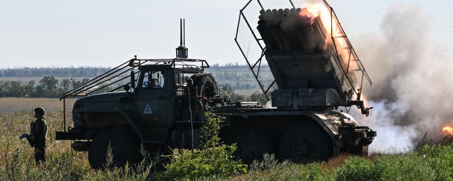 Công tác chiến đấu của MLRS Grad thuộc nhóm Trung tâm theo hướng Avdeevsky của Quân khu phía Bắc - Sputnik Việt Nam, 1920, 29.08.2024